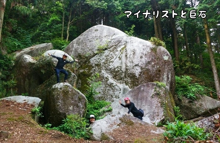 44 岩に群がる人たち.jpg